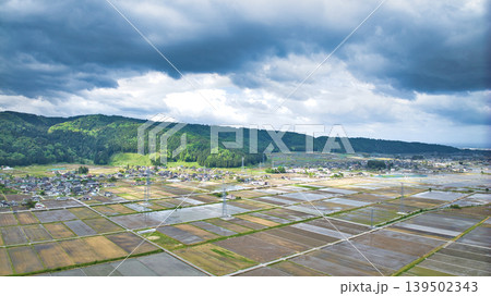 曇天の五月、雨が降り出しそうな黒部川扇状地と愛本橋や公園などの周辺の施設の様子 曇天の五月、雨が降り出しそうな黒部川扇状地と愛本橋や公園などの周辺の施設の様子 139502343