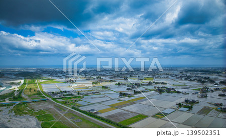 曇天の五月、雨が降り出しそうな黒部川扇状地と愛本橋や公園などの周辺の施設の様子 139502351