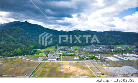曇天の五月、雨が降り出しそうな黒部川扇状地と愛本橋や公園などの周辺の施設の様子 曇天の五月、雨が降り出しそうな黒部川扇状地と愛本橋や公園などの周辺の施設の様子 139502359