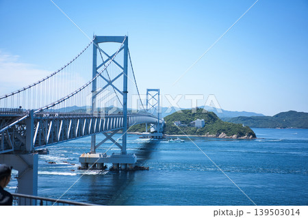 青い海と空に映える瀬戸内海の大鳴門橋と渦潮の風景 青い海と空に映える瀬戸内海の大鳴門橋と渦潮の風景 139503014
