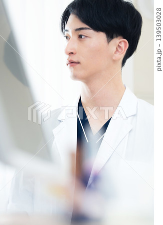 病院で働く若い男性 139503028