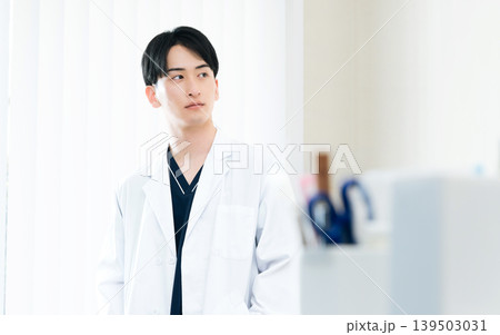 病院で働く若い男性 病院で働く若い男性 139503031