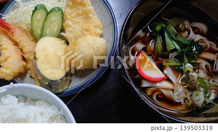 海老天ぷらとうどんの豪華な和食セット 海老天ぷらとうどんの豪華な和食セット 139503319