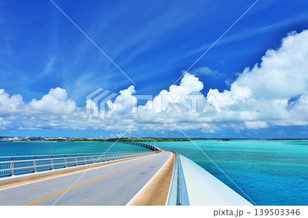 沖縄 伊良部大橋からの青空と海 沖縄 伊良部大橋からの青空と海 139503346