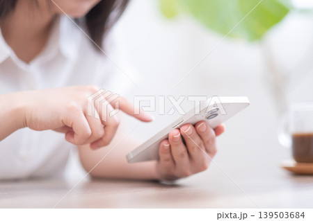 リビングでスマホを操作する女性 リビングでスマホを操作する女性 139503684