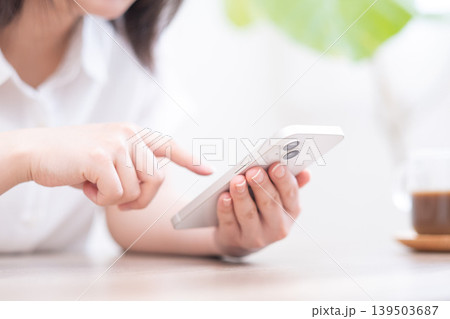 リビングでスマホを操作する女性 リビングでスマホを操作する女性 139503687