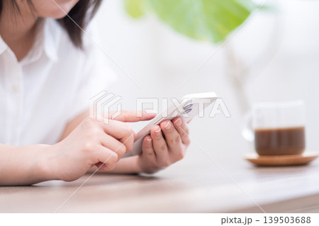 リビングでスマホを操作する女性 リビングでスマホを操作する女性 139503688