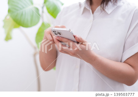 スマートフォンを操作する女性 スマートフォンを操作する女性 139503777