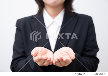 両手を前に出すスーツを着た女性 139503813