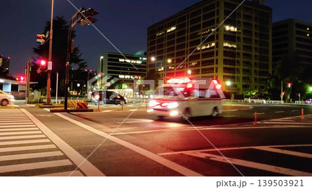 深夜の都市部を走る救急車 深夜の都市部を走る救急車 139503921