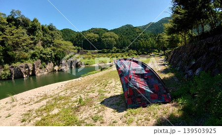 川沿いのキャンプ地で見守る迷彩柄のテント 139503925