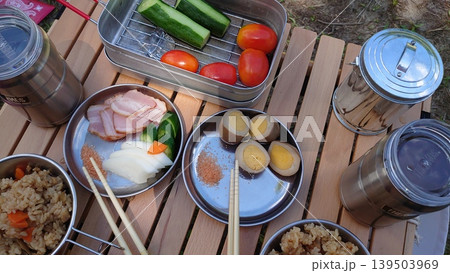 キャンプ場で楽しむ豪華な野外料理の数々 キャンプ場で楽しむ豪華な野外料理の数々 139503969