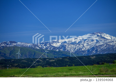風車と残雪の月山 風車と残雪の月山 139504068