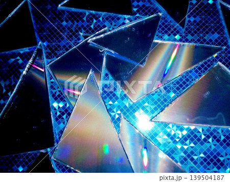 虹色に輝く三角形のホログラムと幾何学的なサイバー背景 虹色に輝く三角形のホログラムと幾何学的なサイバー背景 139504187