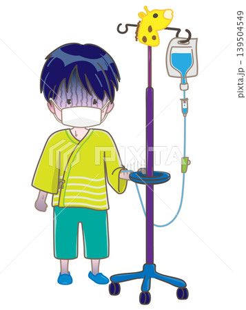 左腕に点滴をしながら立っている子供 調子が悪く青ざめているイメージ マスクありバーション 左腕に点滴をしながら立っている子供 調子が悪く青ざめているイメージ マスクありバーション 139504549
