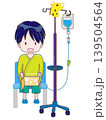 椅子に座って左腕に点滴をしている子供　本を立てて読んでいるイメージ 139504564