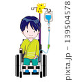 車椅子に座って左腕に点滴をしている子供　にっこりイメージ 139504578