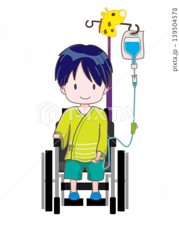 車椅子に座って左腕に点滴をしている子供　にっこりイメージ 139504578