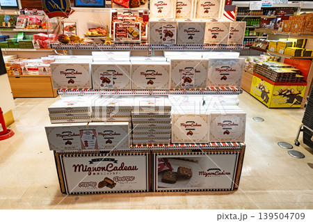 羽田空港第1ターミナル付近 土産をJAL PLAZAで買う 東京都大田区羽田空港 羽田空港第1ターミナル付近 土産をJAL PLAZAで買う 東京都大田区羽田空港 139504709