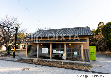 舞鶴公園の景色　三ノ丸広場の公衆トイレ横　福岡県福岡市中央区 139504750