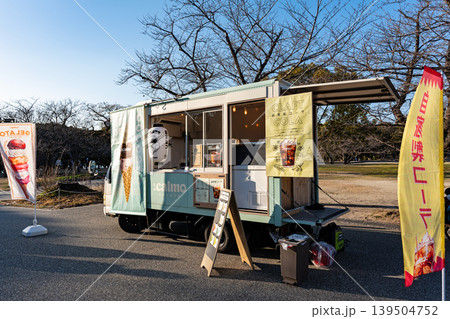 舞鶴公園の景色　三ノ丸広場のキッチンカーでコーラを買う　福岡県福岡市中央区 139504752