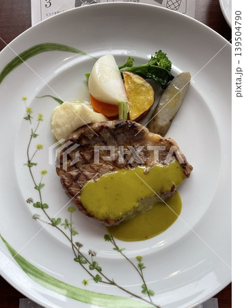 レストランの肉料理と野菜の盛り合わせ 139504790