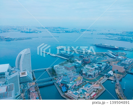 横浜みなとみらい21地区の全景と横浜港を望む昼の空撮風パノラマ風景 横浜みなとみらい21地区の全景と横浜港を望む昼の空撮風パノラマ風景 139504891