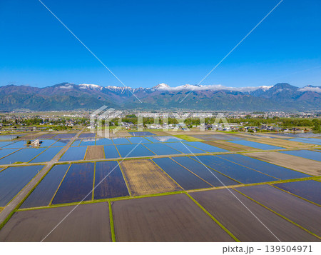 【ドローン空撮】初夏の安曇野に現れる巨大な水鏡【長野県】 【ドローン空撮】初夏の安曇野に現れる巨大な水鏡【長野県】 139504971