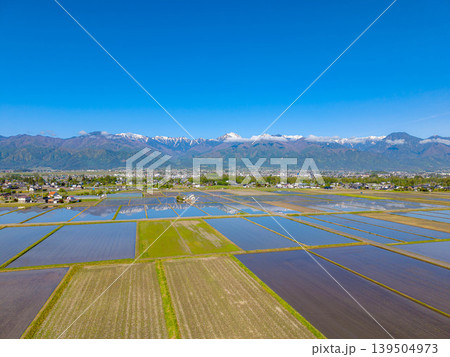 【ドローン空撮】初夏の安曇野に現れる巨大な水鏡【長野県】 【ドローン空撮】初夏の安曇野に現れる巨大な水鏡【長野県】 139504973