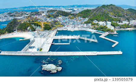 空から見た田ノ浦漁港。釣りで有名な 和歌山の 田ノ浦漁港 をドローンで全景撮影。 空から見た田ノ浦漁港。釣りで有名な 和歌山の 田ノ浦漁港 をドローンで全景撮影。 139505079