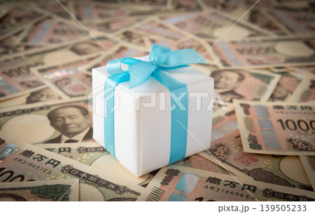一万円札背景のギフトボックス　プレゼント 139505233