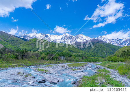 【初夏素材】白馬大橋から見た新緑芽生える白馬村の山岳風景【長野県】 【初夏素材】白馬大橋から見た新緑芽生える白馬村の山岳風景【長野県】 139505425