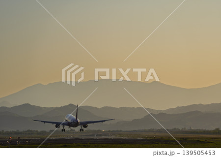 午後の仙台空港 着陸中の飛行機 宮城県名取市 午後の仙台空港 着陸中の飛行機 宮城県名取市 139505453