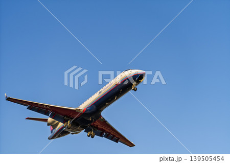 午後の仙台空港　着陸中の飛行機　宮城県名取市 139505454