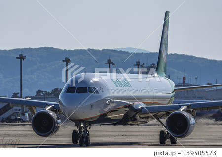 夕暮れの仙台空港 タキシング中の飛行機 宮城県名取市 夕暮れの仙台空港 タキシング中の飛行機 宮城県名取市 139505523