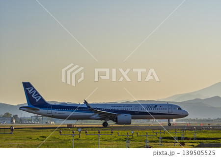 夕暮れの仙台空港 タキシング中の飛行機 宮城県名取市 夕暮れの仙台空港 タキシング中の飛行機 宮城県名取市 139505525