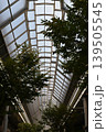 商店街のアーケードの屋根と生い茂る植樹 139505545