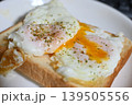 トーストの上の半熟卵の漏れ出た黄身 139505556