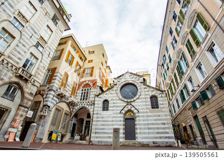 イタリア・ジェノバ旧市街の歴史的教会と街並み イタリア・ジェノバ旧市街の歴史的教会と街並み 139505561