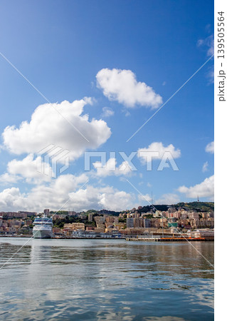 イタリア・ジェノバ港とクルーズ船の風景 縦位置 イタリア・ジェノバ港とクルーズ船の風景 縦位置 139505564