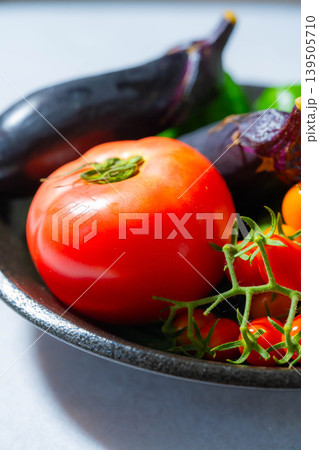 水滴のついた瑞々しい夏野菜の盛り合わせ・トマト・ナス・キュウリ・ズッキーニ・ピーマン 139505710