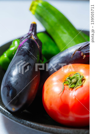 水滴のついた瑞々しい夏野菜の盛り合わせ・トマト・ナス・キュウリ・ズッキーニ・ピーマン 139505711