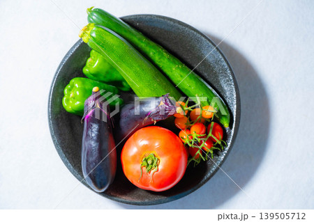 水滴のついた瑞々しい夏野菜の盛り合わせ・トマト・ナス・キュウリ・ズッキーニ・ピーマン 水滴のついた瑞々しい夏野菜の盛り合わせ・トマト・ナス・キュウリ・ズッキーニ・ピーマン 139505712