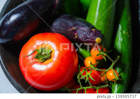 水滴のついた瑞々しい夏野菜の盛り合わせ・トマト・ナス・キュウリ・ズッキーニ・ピーマン 139505717