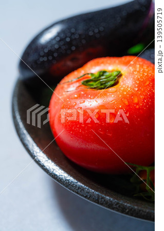 水滴のついた瑞々しい夏野菜の盛り合わせ・トマト・ナス・キュウリ・ズッキーニ・ピーマン 139505719