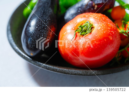水滴のついた瑞々しい夏野菜の盛り合わせ・トマト・ナス・キュウリ・ズッキーニ・ピーマン 139505722