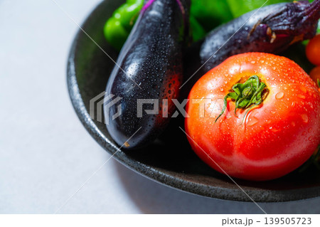 水滴のついた瑞々しい夏野菜の盛り合わせ・トマト・ナス・キュウリ・ズッキーニ・ピーマン 139505723