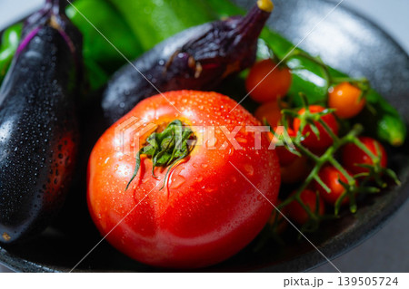 水滴のついた瑞々しい夏野菜の盛り合わせ・トマト・ナス・キュウリ・ズッキーニ・ピーマン 139505724