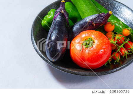水滴のついた瑞々しい夏野菜の盛り合わせ・トマト・ナス・キュウリ・ズッキーニ・ピーマン 139505725