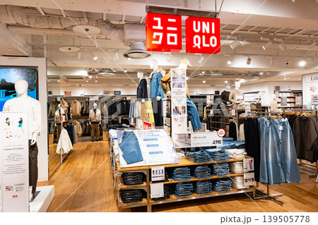 ユニクロ 天神店でお買物　ミーナ天神　福岡県福岡市中央区 139505778